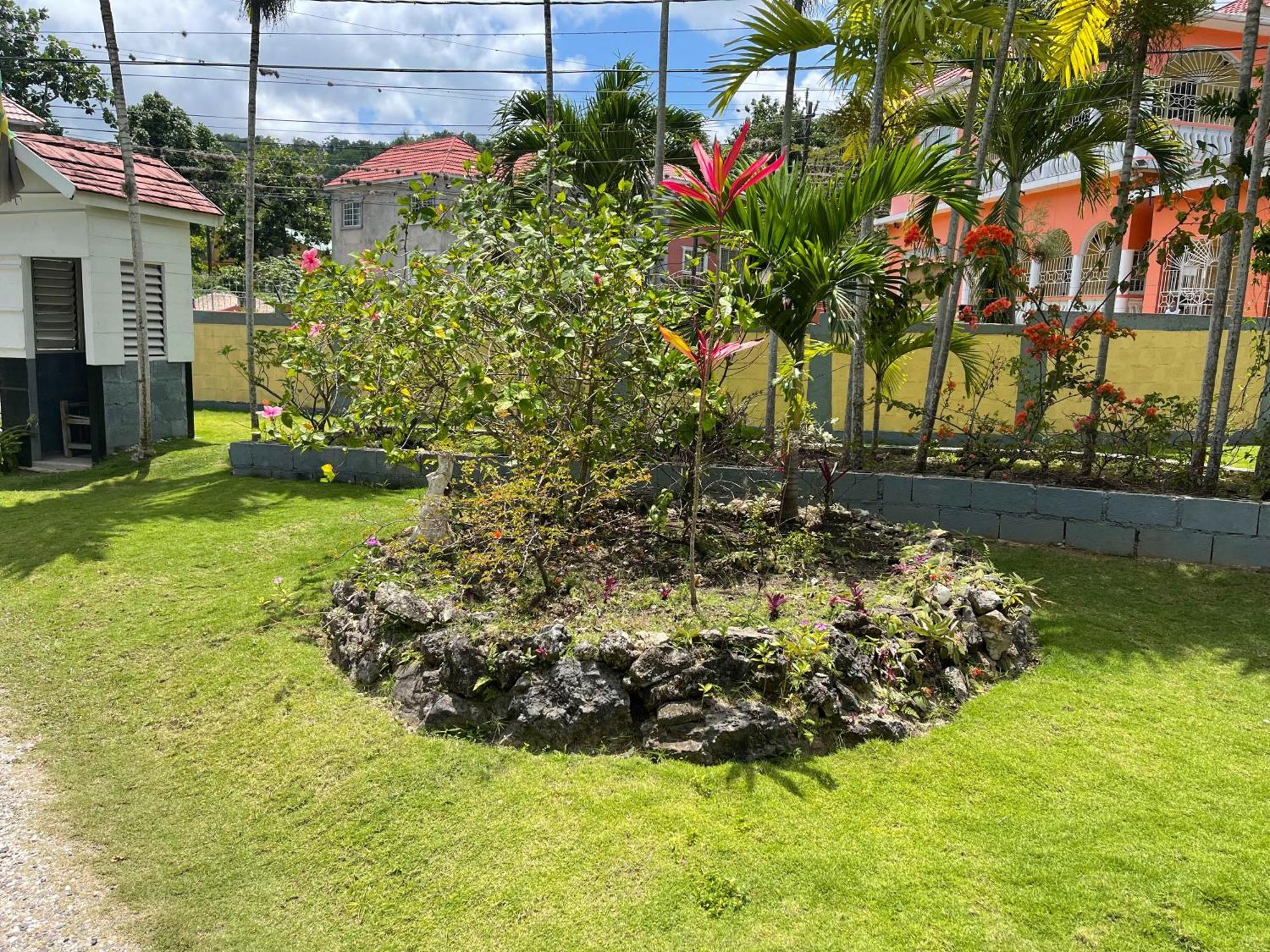 Little Shaw Park Guest House 奥乔里奥斯 外观 照片